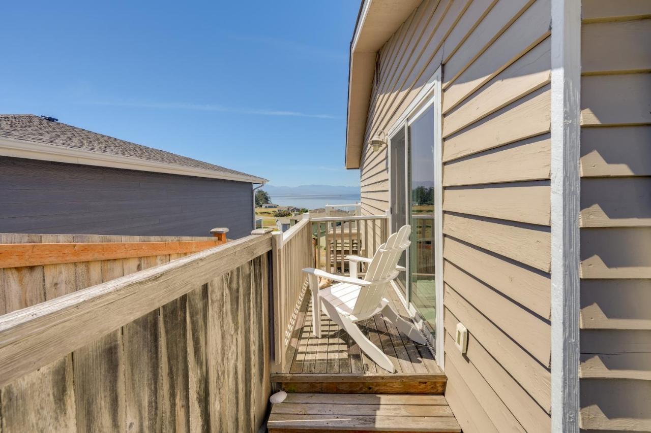 Stunning Home In Coupeville With Deck And Beach Access Exteriör bild