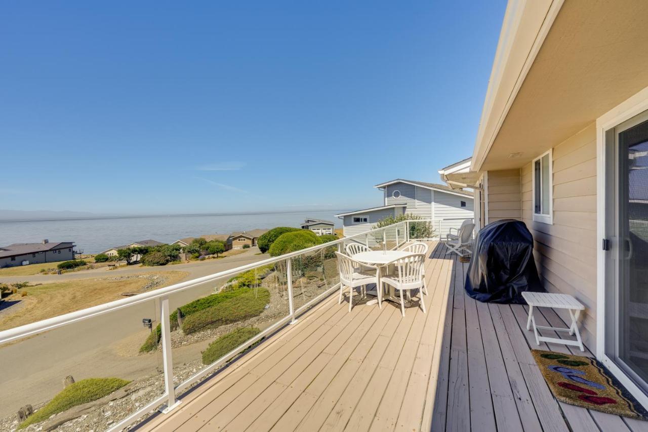 Stunning Home In Coupeville With Deck And Beach Access Exteriör bild
